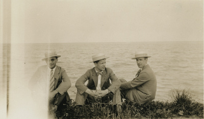 Einar Höglund med två män vid havet