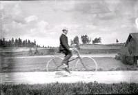 Man på cykel, fotad av Carl Gustaf Åkerhielm, 1890-tal