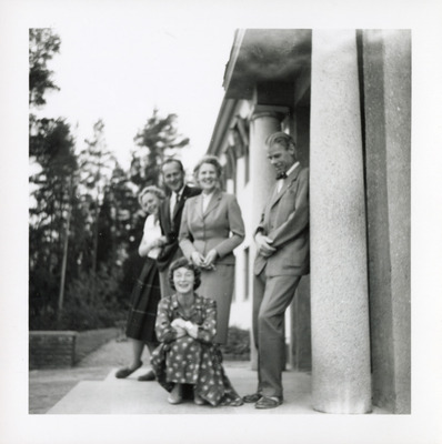 Lärare från Solbacka Läroverk och sina makar utanför Mässen, 1950-tal
