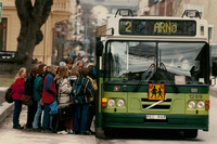 Skolbarn kliver på en skolbuss