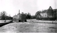 Korsbron med bryggeriet i bakgrunden, Nyköping, vårfloden 1931