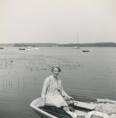 Anna Eklöf i roddbåt