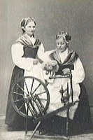 Systrarna Anna (1861-1880) och Augusta (1864-) Ericsson i folkdräkt