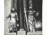 Träskulpturerna Aron och Paulus på altartavla