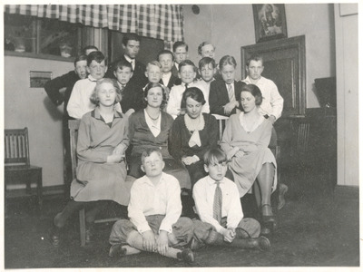 Grupporträtt på lärare, husmödrar och elever från Solbacka Läroverk, 1931