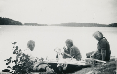 Makarna Höglund med vänner har picknick på en klippa