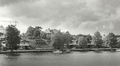 Norra Strandvägen i Strängnäs, fotograferad från M/S Mälarfjärden