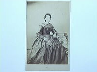 Fru Anna Brita Pettersson född Ersdotter (f.1815). Foto 1860-tal. Visitkort. Gift med rusthållare Gustaf Pehrsson (f.1817) boende på Rogsta i Stigtomta, Nyköping