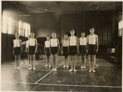 Elever vid gymnastikövningar på Solbacka Läroverk, 1932