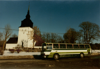 SLT turistbuss utanför Vansö Kyrka i Strängnäs kommun
