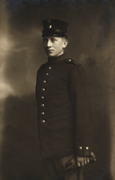 Porträttfoto av en ung man i uniform