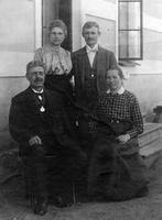Verkmästare Albert Brolin (1857-1943) med hustru Matilda och barnen Hildur och Gunnar