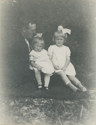 En man med två barn, 1920-talet