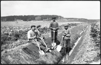 Dikesgrävning vid Björksund på 1920-talet