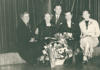 Karin Wohlin med sin mor och sina syskon.