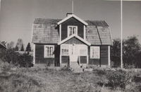 Källstugans mannbyggnad är uppförd 1922.