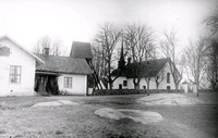 En bostad med kyrka och klockstapel.