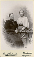 Änkefru Helena Drake (1851-1924) med inneboende skolflickan Karin Diedrichs