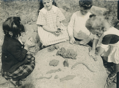 Barnen Hedlund leker med lera