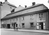 Albert Gräslunds och Carl Svenssons affärer i Nyköping, huset rivet 1938