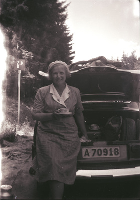 Gertrud Höglund dricker kaffe vid bilen