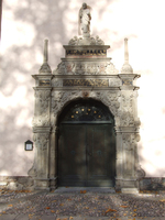 S:t Nicolai kyrka, exteriör, västra portalen i söder.
