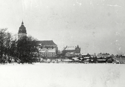 Strängnäs från sydost. T.v. Djäkneholmen.