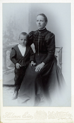 Sven Rikard som barn med sin mor Elin Eriksson