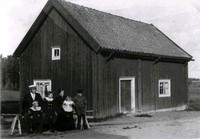 Familjefoto framför bostadshus