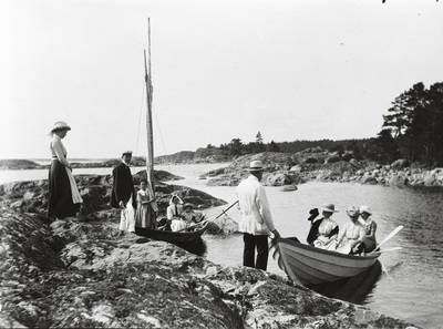 Kvinnor och män vid den södra udden på Ringsö