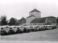 Bussar uppställda utanför Nyköpingshus.