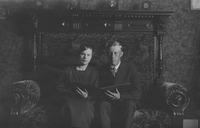 En kvinna och en man sittande i en soffa