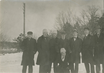 Gruppfoto på män i vinterlandskap