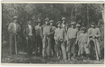 Gruppfoto på arbetare med redskap