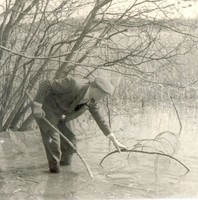 En man med ett fiskeredskap.