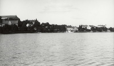 Ö. Strandvägen i Strängnäs från Djäkneholmen.