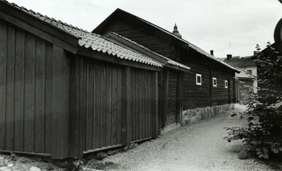 Uthus utefter Hospitalsgatan i Strängnäs