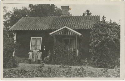 Familjeporträtt framför bostadshus