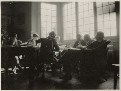 Lärare läser tidning, Solbacka Läroverk, 1933