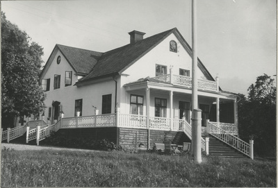 Näsbyholms gård, södra gaveln och fasad mot väster.