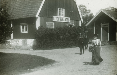 Vid diversehandeln i Taxinge socken, 1900