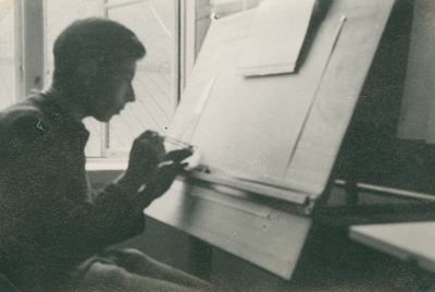Kurt vid sitt ritbord under studier år 1941