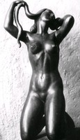 En skulptur som föreställer en naken kvinna.