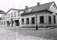Klädaffär vid Stora Torget 2  Nyköping, senare restaurang Ambrosia, huset rivet i samband med att ett nytt stadshus uppfördes på 1960-talet