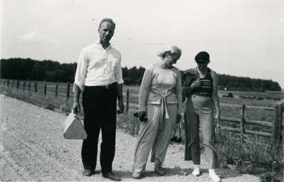 Einar och Gertrud Höglund med en vän på en landsväg