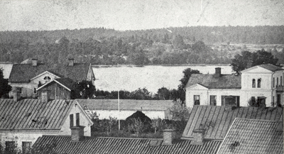 I förgrunden syns hus i kvarteret Priorn i Strängnäs