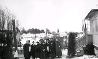 Sällskap på vinterpromenad, Oxelösund, tidigt 1900-tal