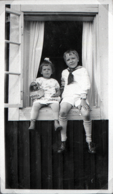 Bertil Nyman och hans syster Britta vid familjens sommarnöje vid Dammgruvan, Nyköping omkring år 1927