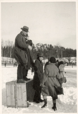Åskådare vid en bandymatch vid Solbacka Läroverk, 1933