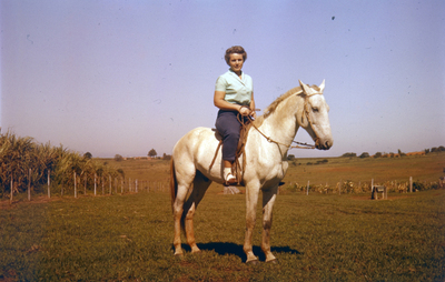 Kvinna på häst år 1946